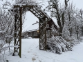 Brána u chatky přátelství je také pod sněhem