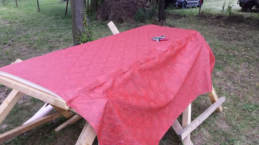Potahování matrace látkou při rekonstrukci svatyně pro terapii tmou