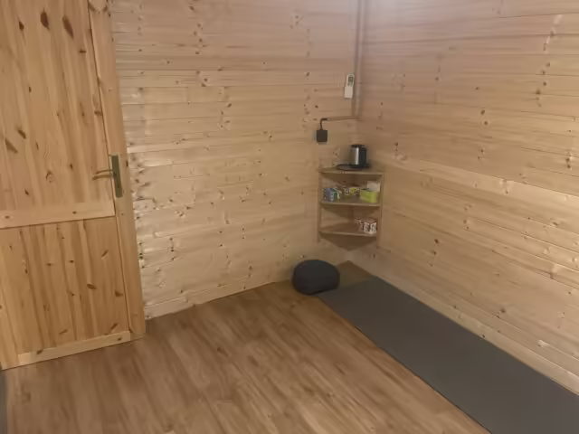 Prázdná místnost chatky s karimatkou