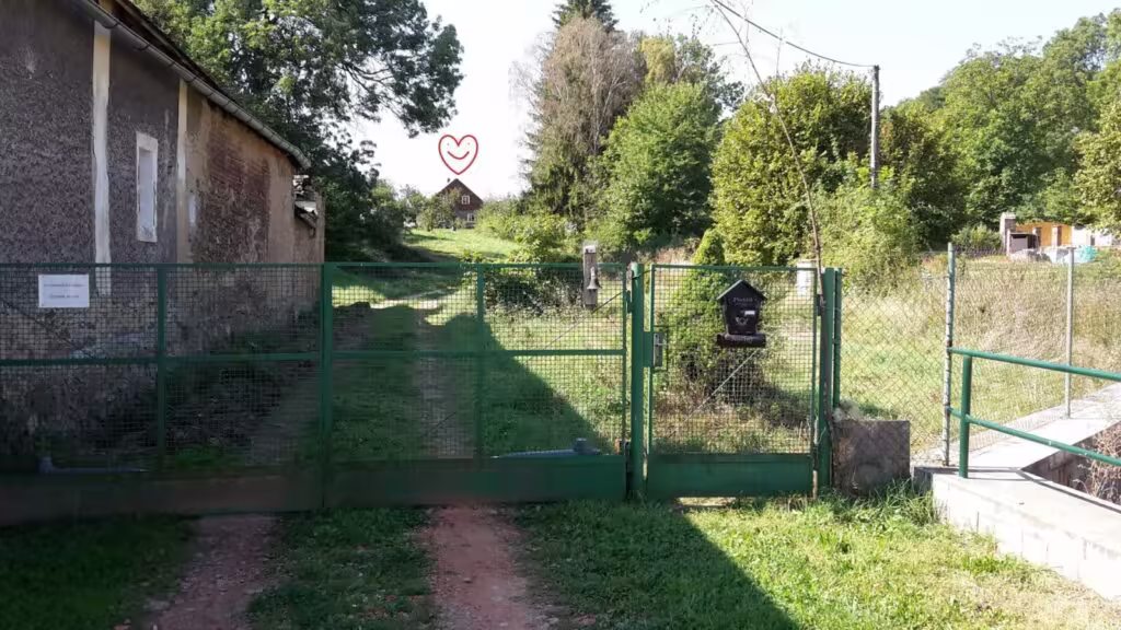Zelená brána na pozemek se svatyněmi