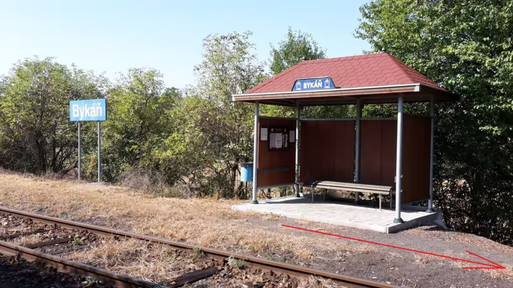 Vlaková zastávka Bykáň, začátek cesty