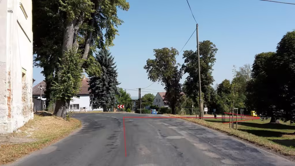 Cesta okolo kostela v obci