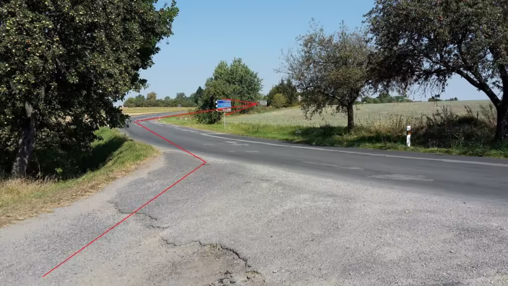Vyznačená cesta po silnici