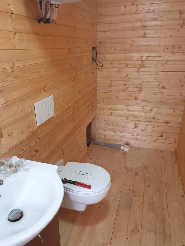 Starý sprchový kout je vymontovaný