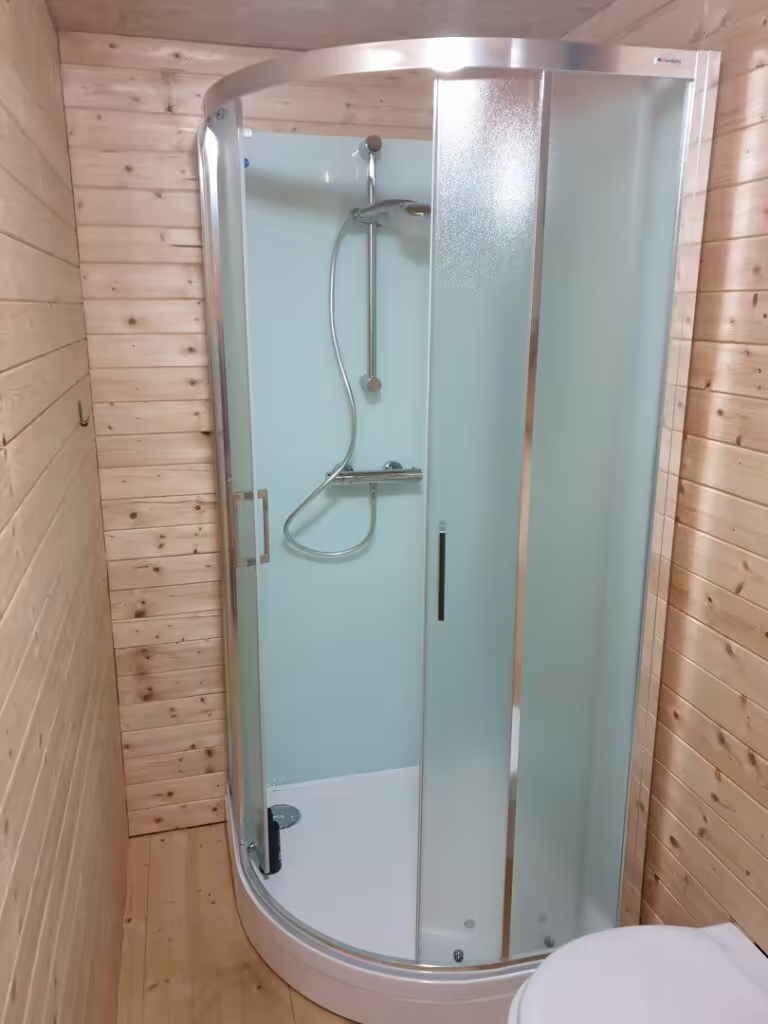 Šířka sprchového koutu je 90cm