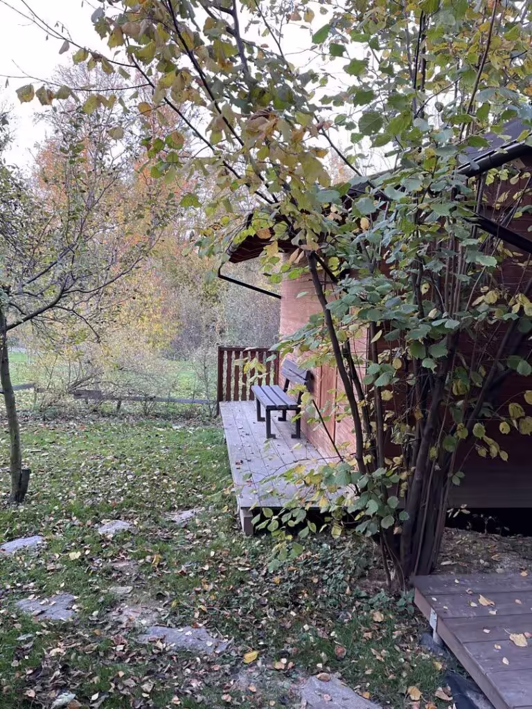 Lavička na dřevěné terase u chatky pro pobyt ve tmě