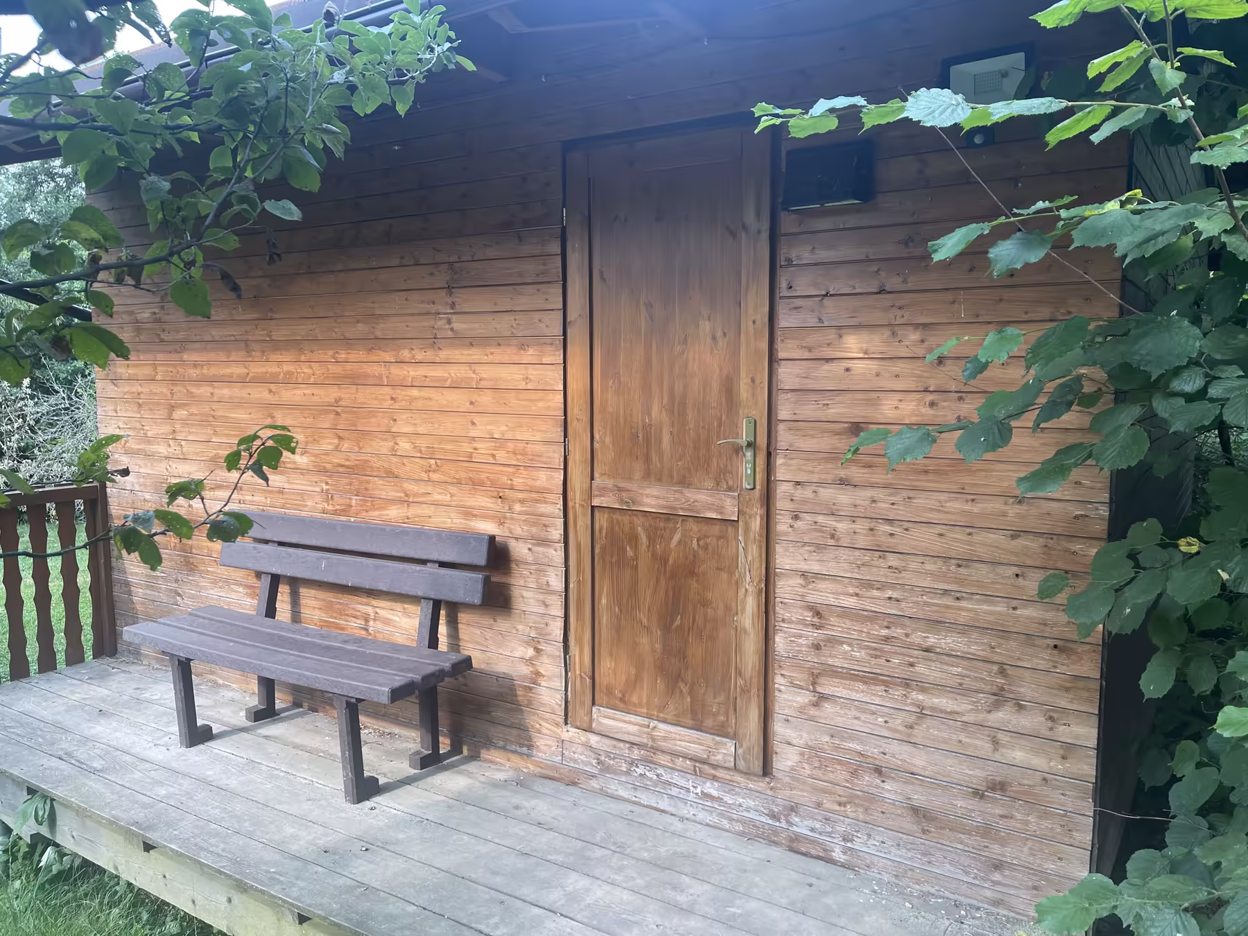 Heiligtum mit Bank