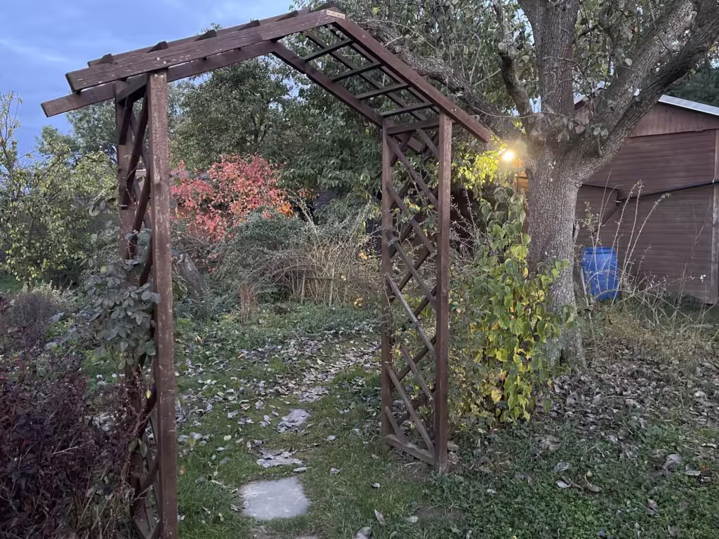 Dřevěný oblouk — brána do tmy — osvětlený za soumraku