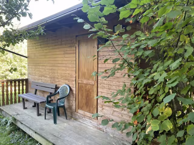 Severní svatyně s terasou a lavičkou