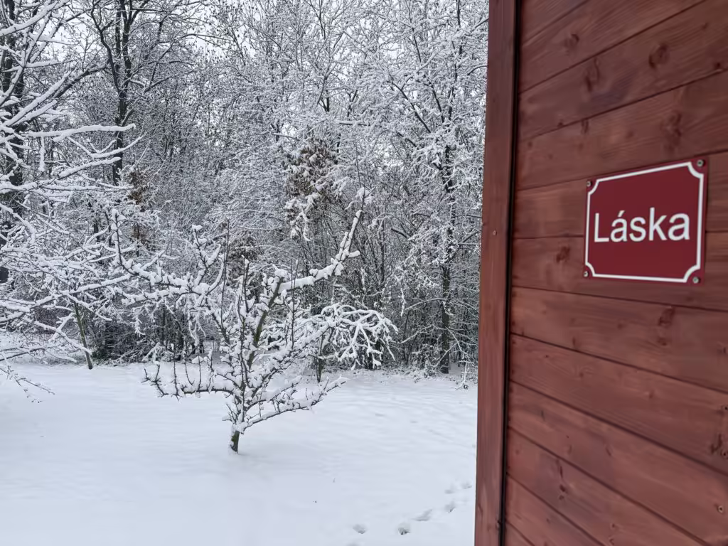 Chatka lásky obalená sněhem